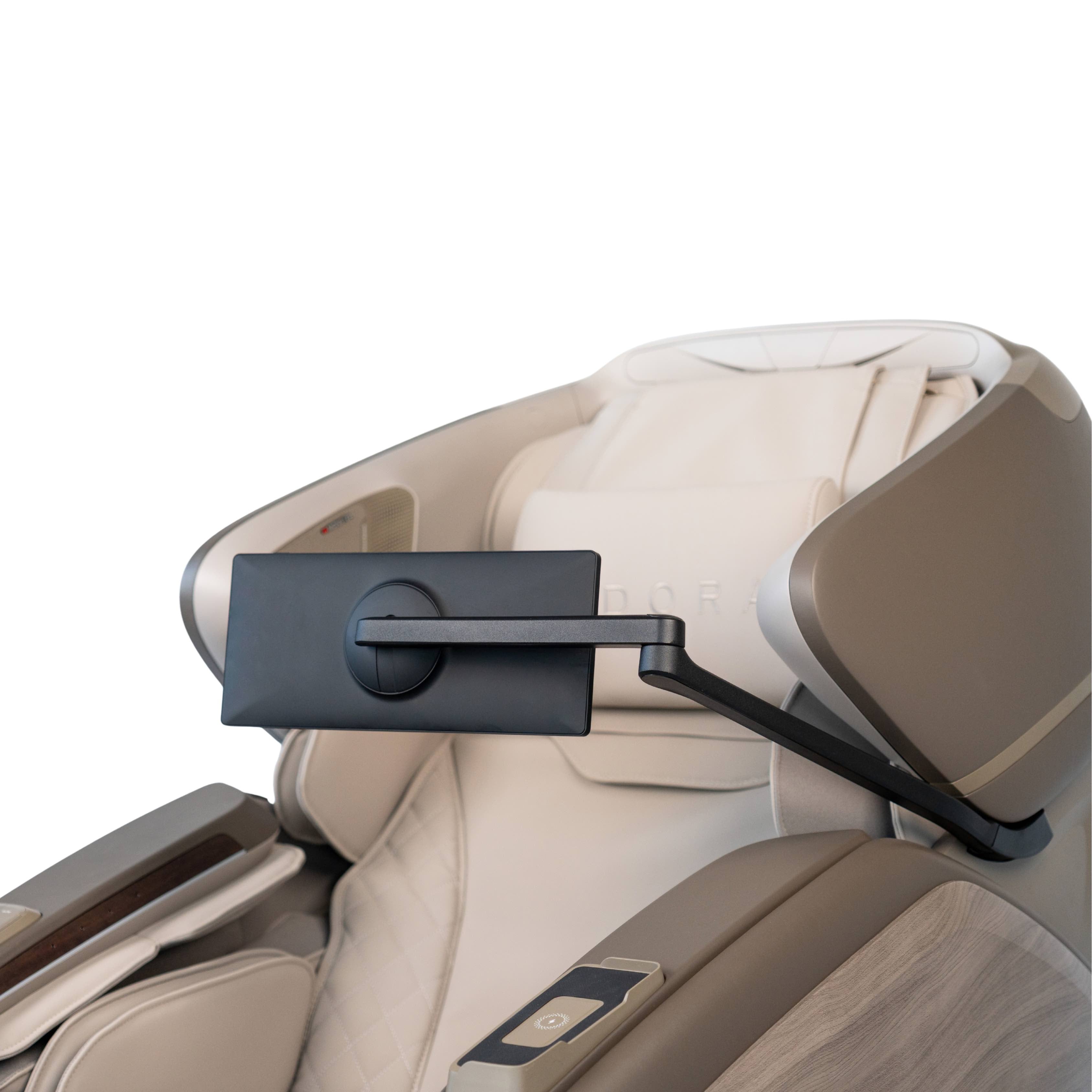 Ansicht der Rückseite des Tablets zur Steuerung des Massagesessels Imperio. Das Tablet ist an einem speziellen Arm befestigt, der an der Kopfstütze des Sessels montiert ist. Dadurch befindet sich das Tablet auf Augenhöhe des Nutzers.