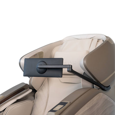 Ansicht der Rückseite des Tablets zur Steuerung des Massagesessels Imperio. Das Tablet ist an einem speziellen Arm befestigt, der an der Kopfstütze des Sessels montiert ist. Dadurch befindet sich das Tablet auf Augenhöhe des Nutzers.